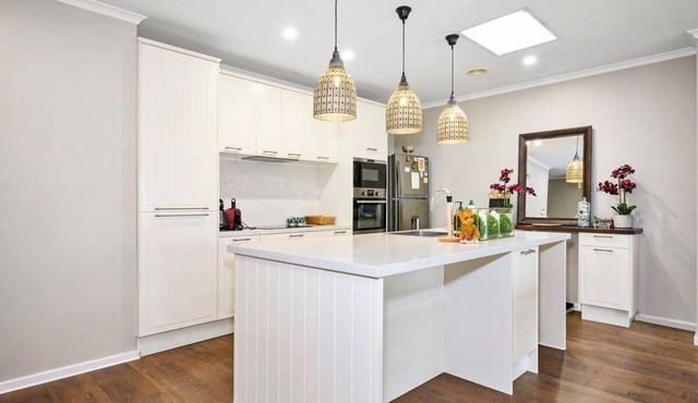 Vibrant Townhouse Retreat: Balcony Bliss Awaits!