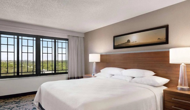 Vibrant & Tranquil King Suite! Pool, Bar, Gym