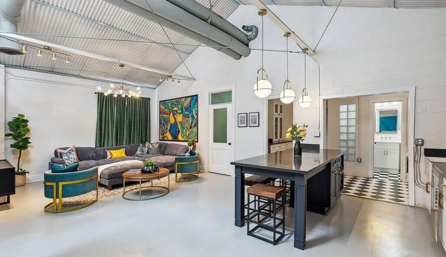 Vibrant Uptown 5BD. Artist's Dream Home!