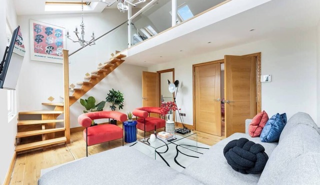 Vibrant Urban Escape, Family Friendly - Sleeps 7!