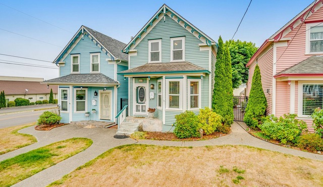 Vibrant Victorian with deck, fireplace, & washer/dryer - near shops/dining/water