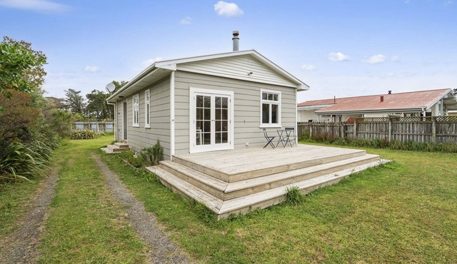 Vibrant Villa - Featherston Holiday Home