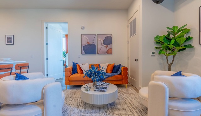 Vibrant Visit near Airport! Free Parking, 2 Baths & Sleeps 8! ✨10% OFF 7 days✨