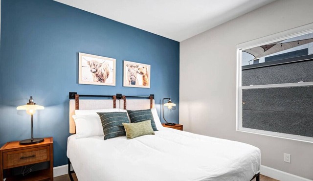 Vibrant Vista Stay, Short Stroll To Downtown