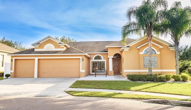 Viburnum Villa, 5 bed luxury poolhome on Legacy Park, 15 minutes from Disney