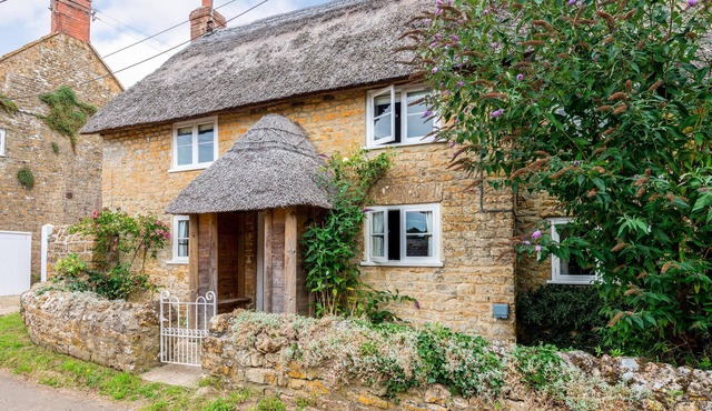 Vicarage Cottage - A beautiful Grade II listed thatched cottage