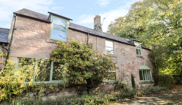 VICARAGE COTTAGE, pet friendly, with open fire in Lucker