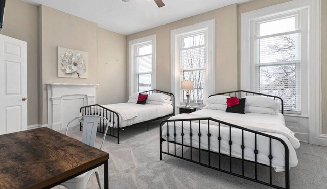 Victor · Elegant 3 Story Historic Rmdl *Sleeps 18* - Pets