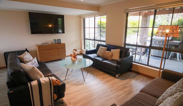 Victor Harbor | Spacious | Seaside | Pets Welcome | Balcony Views, Smart TV, Wi-Fi, Outdoor Firepit