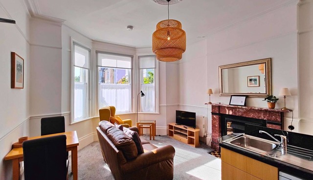 Victoria Apartment- Super comfy super-king bed