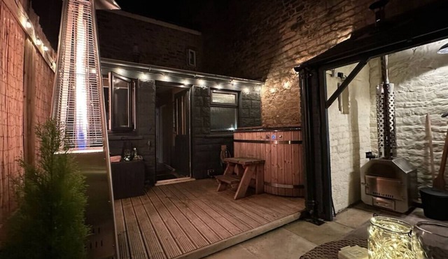 Victoria Cottage - lovely 1 bed retreat with hot tub