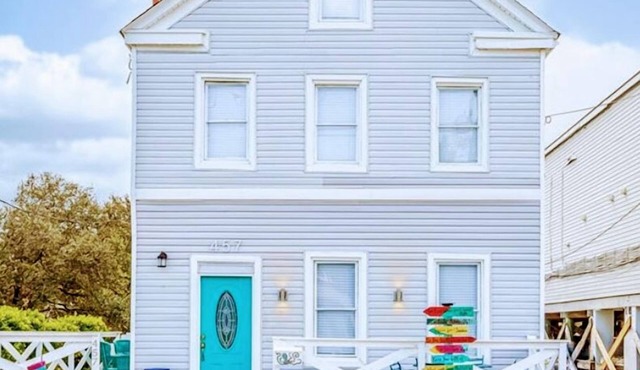 Victoria home Beachfront 3b, 2 bath 4 bed close to shop and toy for children