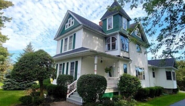 Victoria House a comfortable country feel. Close to Sahlen's Sports Park.