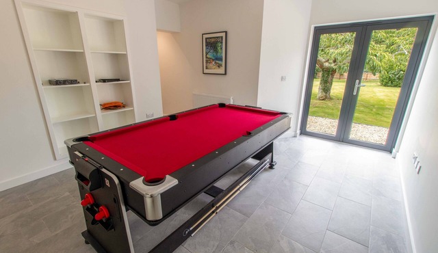 Victoria House Bembridge. 6 bedrooms - 4 bathrooms, great garden and location