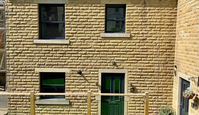 VICTORIA HOUSE, family friendly, with a garden in Holmfirth