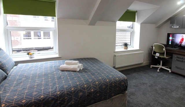 Victoria House - Queen Studio by CovStays