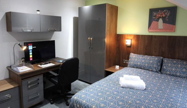 Victoria House - Queen Studio by CovStays