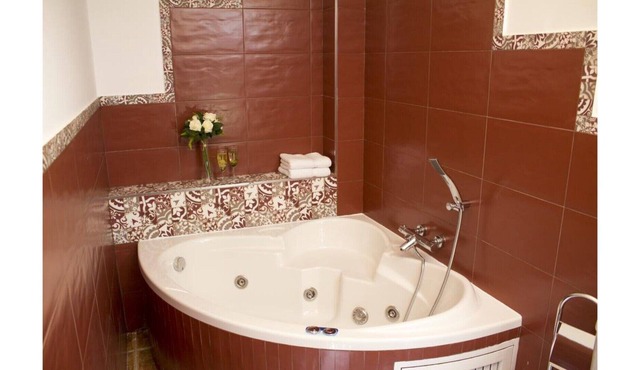 Victoria Loft with Jacuzzi II