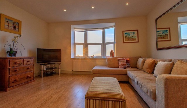 Victoria Parade - Direct sea views and private parking space