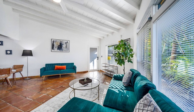 Victoria Park Apart with Private Backyard and BBQ