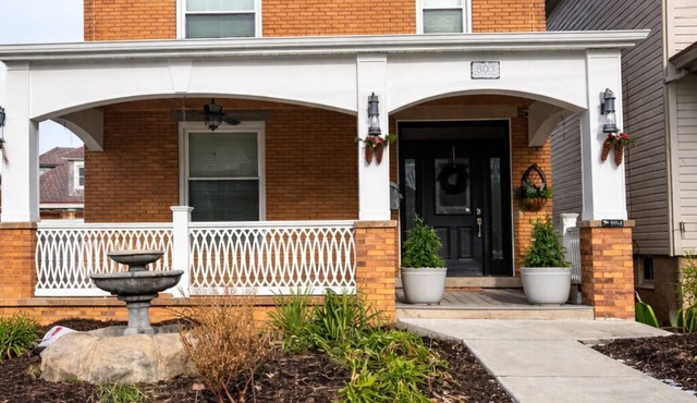 Victorian 3 bed home with a private bathroom in each bedroom+outdoor pavilion