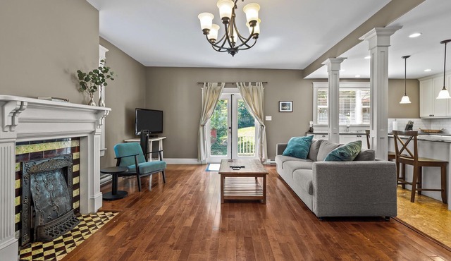 Victorian 4BR 2.5BA 2Parking Near Parks & DT