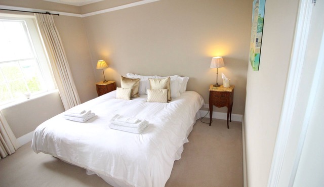 VICTORIAN ANNEXE - BATH - sleeps 4 guests in 2 bedrooms
