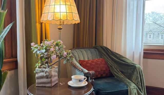 Victorian Antique & Elegance Suite With 2 King Beds