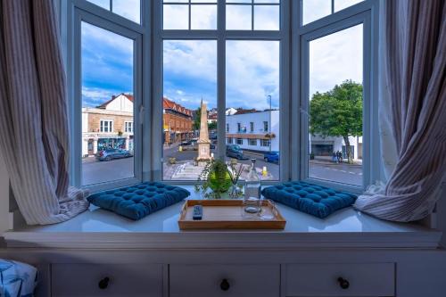 Victorian apartment w/courtyard views