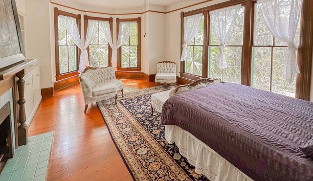 Victorian Apt. w/Tailgate Spot near Stadium!