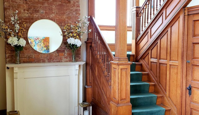 Victorian Beauty turned condo - 5 min to downtown!