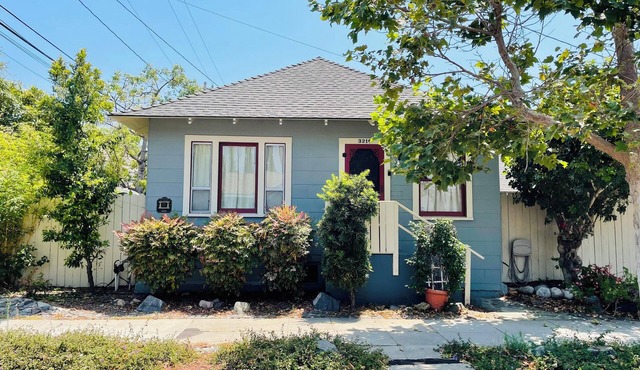Victorian Bungalow: 2 bd + parking + private garden