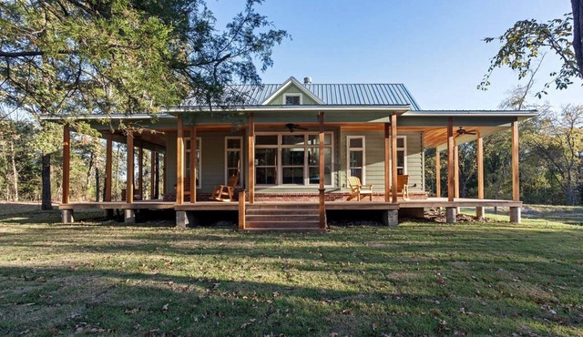 Victorian Cabin Rental with Outdoor Fireplace and Bearpen Creek Views near Dallas, Texas