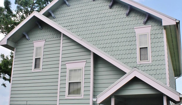 VICTORIAN CHALET OVERLOOKING GATLINBURG, SLEEPS UP TO 7.