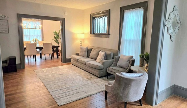 Victorian charm meets modern comfort Sleeps 10 w/AC FULLY STOCKED