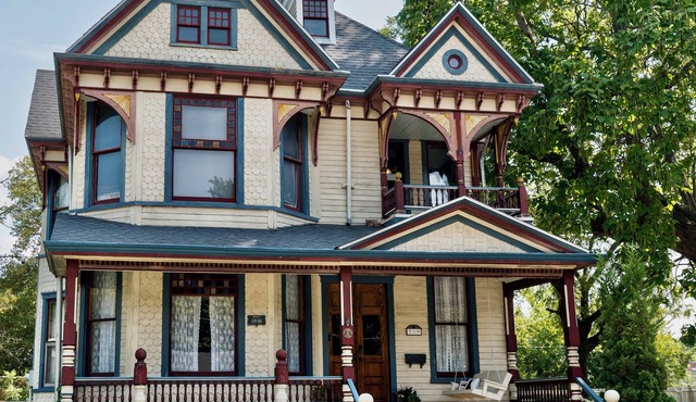 Victorian Charm~Walk to downtown~Visit nearby wineries and farm stands this fall