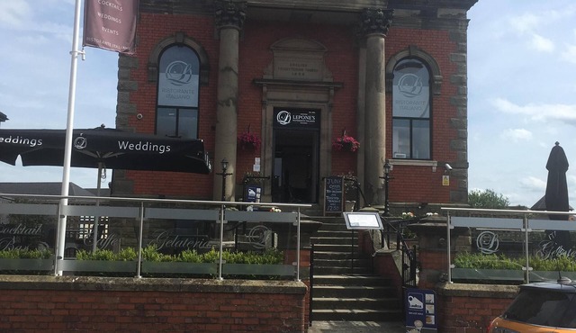 Victorian Church town centre flat with 2 bedroom en suite