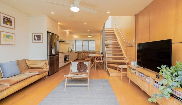 Victorian City-Fringe 3lvl Home @Carlton Lifestyle