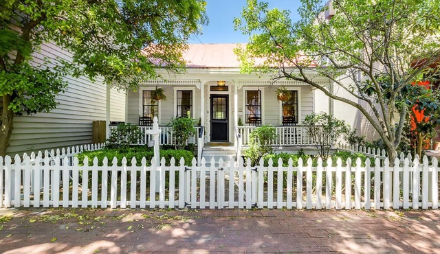 Victorian Cottage Near Forsyth Park