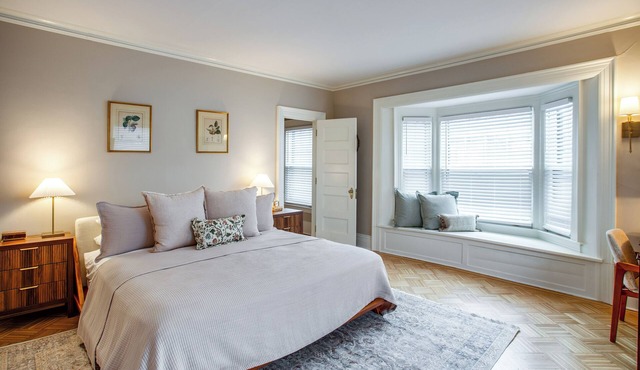 Victorian Elegance: 2 Bedroom w/King Beds off Park Ave