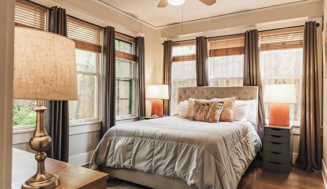 Victorian Family Getaway ❤️ Close to UT Austin Free Parking