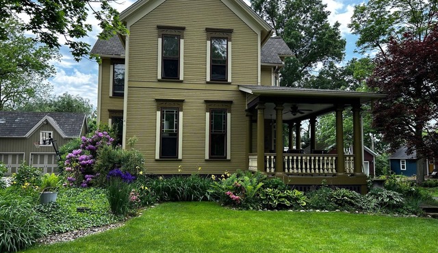 Victorian Farmhouse steps away from the best of Hudson