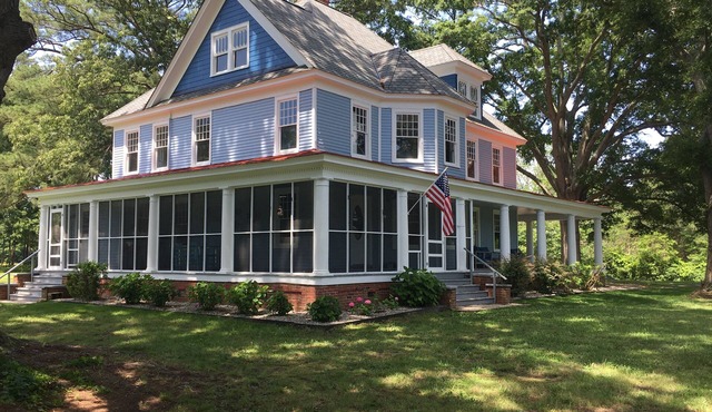 Victorian Farmhouse w/private waterfront & pier at the mouth of Mobjack Bay