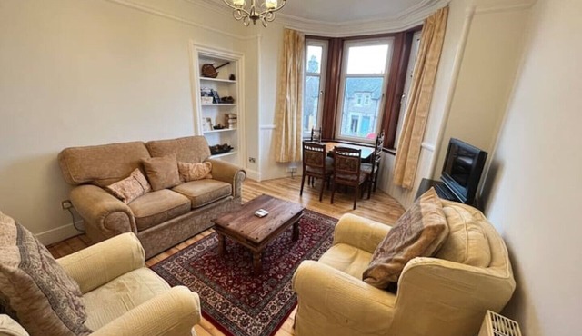 Victorian flat, central location with free parking