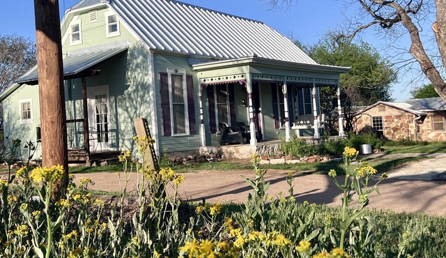 Victorian gem in the TX Hill Country! Small-town charm, wineries ,& wildflowers