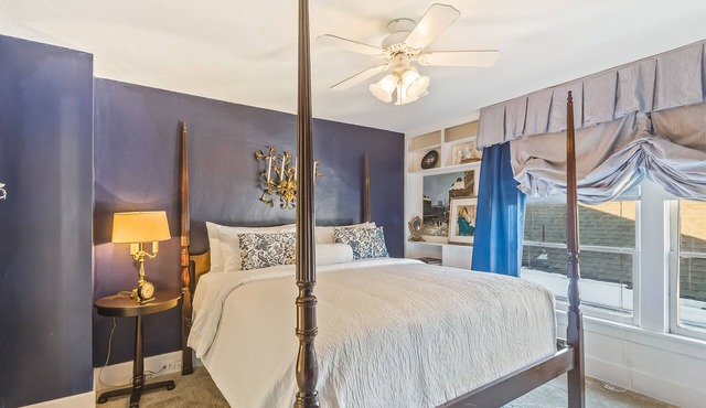 Victorian gem near downtown with private hot tub, grill & enclosed backyard