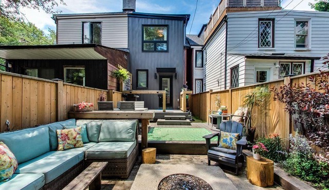 Victorian home on quiet dead end street, walk to parks and shops/restaurants