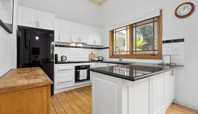 Victorian Home on Radovick, Pets Welcome!