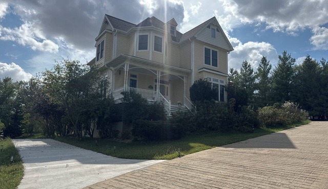 Victorian Home Retreat Near Pella