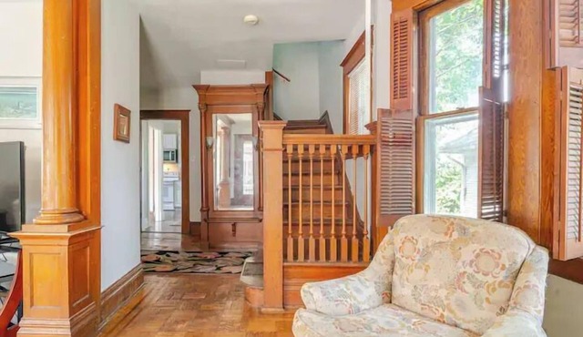 Victorian Home |Sleeps 10|Fenced|4BR|Full Kitchen|Steps2 YCP